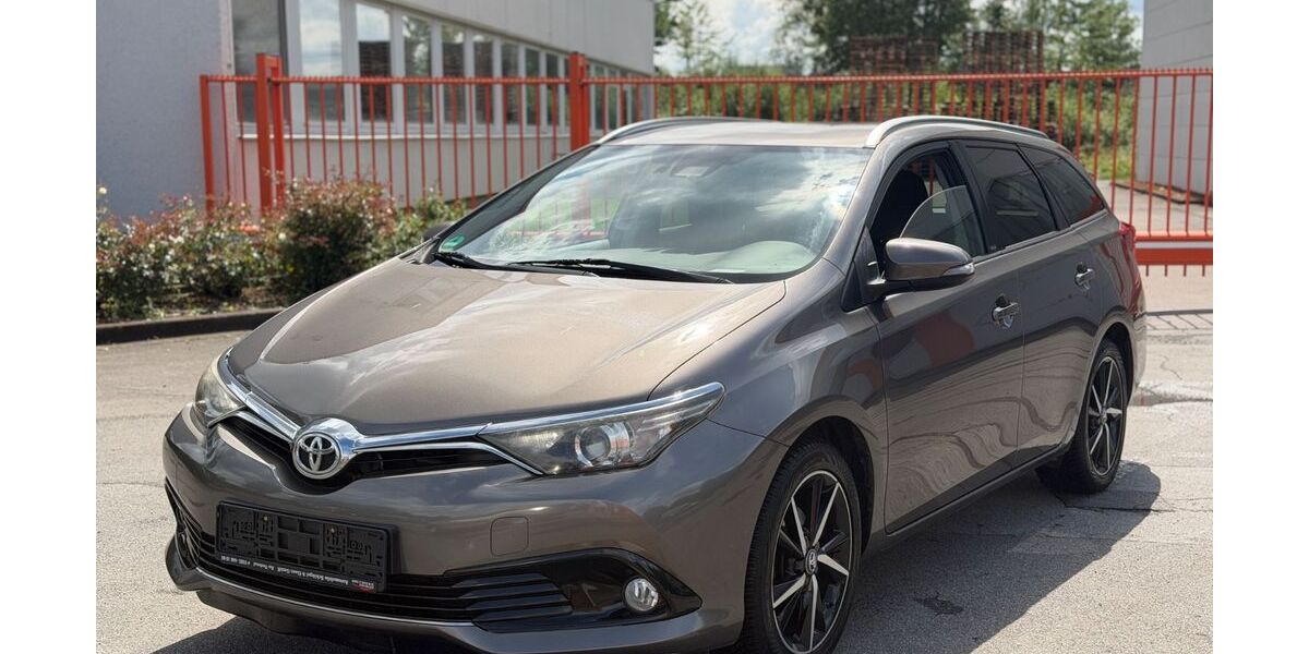 Toyota Auris 97.000 km 10.990 &euro; Herten 45701