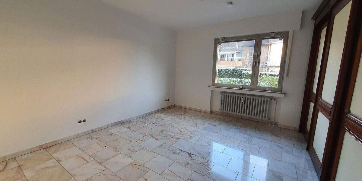 Etagenwohnung Duisburg Rahm - 4 Zimmer, 130 m&sup2;, 1.800&euro; | Angebot:25854102