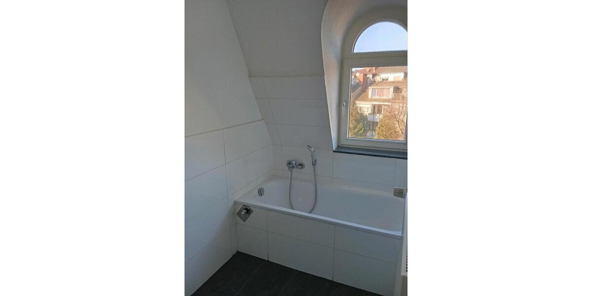 Dachgeschoßwohnung Duisburg Mittelmeiderich - 5 Zimmer, 140 m&sup2;, 1.100&euro; | Angebot:25174363