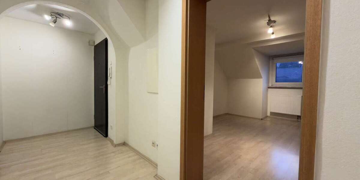 Gepflegte 3,5-Zimmer-Dachgeschosswohnung mit Einbauküche und Garage - Dachgeschoßwohnung Gelsenkirchen Gelsenkirchen-Mitte | Angebot:24740235