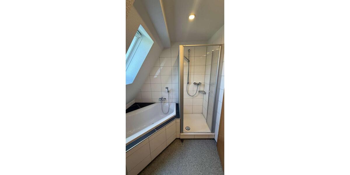 Dachgeschoßwohnung Duisburg Duisburg-Mitte - 4 Zimmer, 93 m&sup2;, 830&euro; | Angebot:26060436