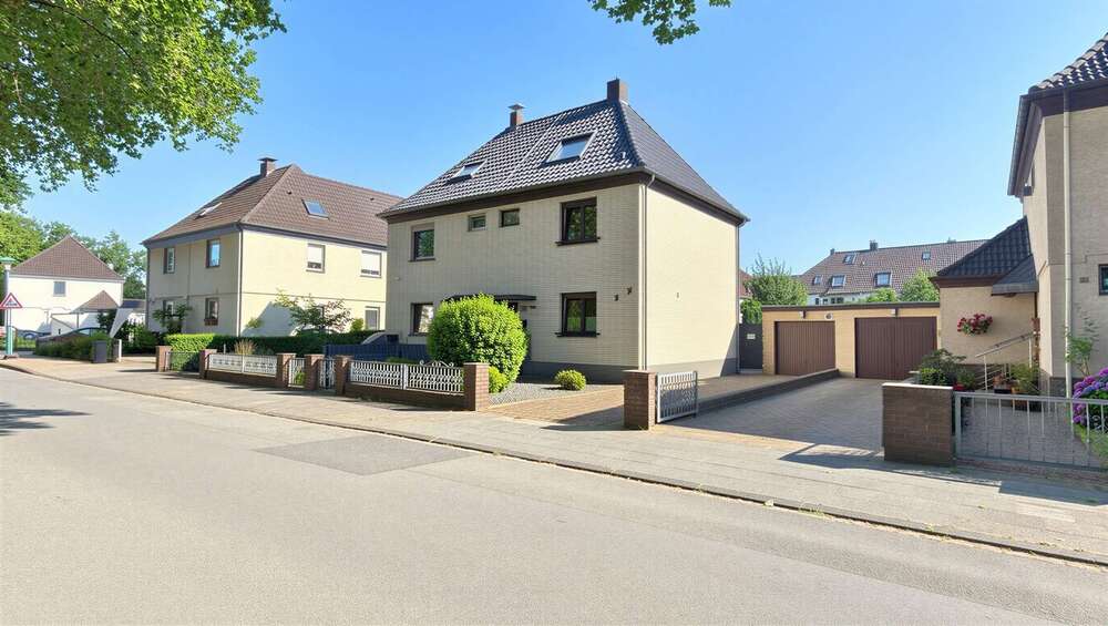 Kernsanierte Doppelhaushälfte mit ca. 106 m² Fläche, Garten, Garage und Einbauküche - Doppelhaushälfte Duisburg Hamborn | Angebot:27052641