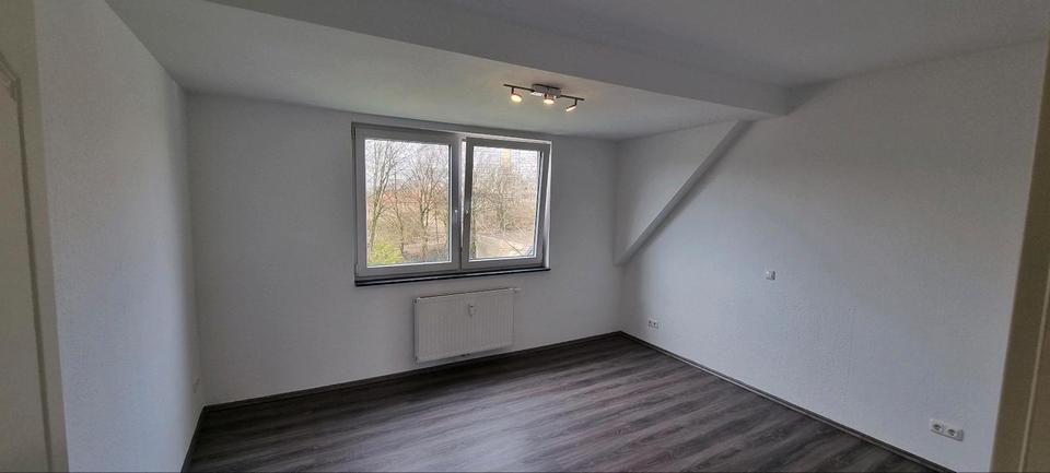 Dachgeschoßwohnung Essen Stadtbezirk V - 2.5 Zimmer, 75 m&sup2;, 940&euro; | Angebot:25304043